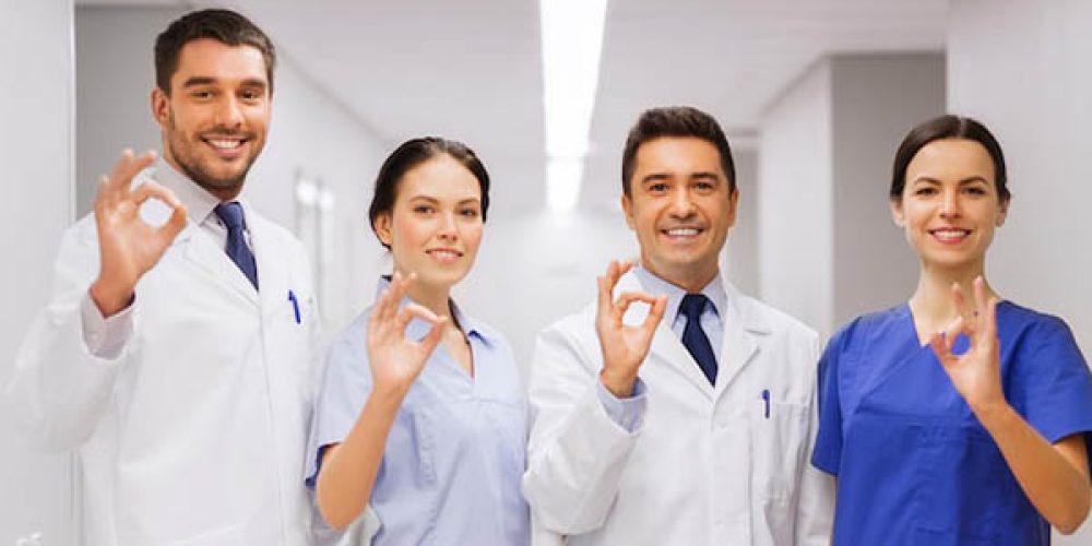 concepto-clinica-profesion-personas-atencion-salud-medicina-grupo-medicos-felices-o-medicos-pasillo-hospital-que-muestran-signo-mano-ok_380164-119790 concepto-clinica-profesion-personas-atencion-salud-medicina-grupo-medicos-felices-o-medicos-pasillo-hospital-que-muestran-signo-mano-ok_380164-119790